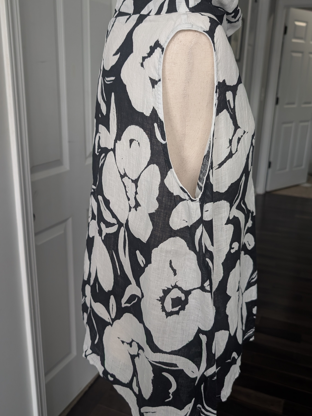 bryn Walker Black & White Floral Sleeveless Tunic - Picture 3 of 6